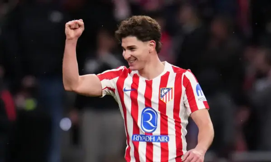 julian-alvarez-u-kerkon-falje-tifozeve-te-atletico-madridit-pas-deshires-per-t-u-transferuar-te-barcelona
