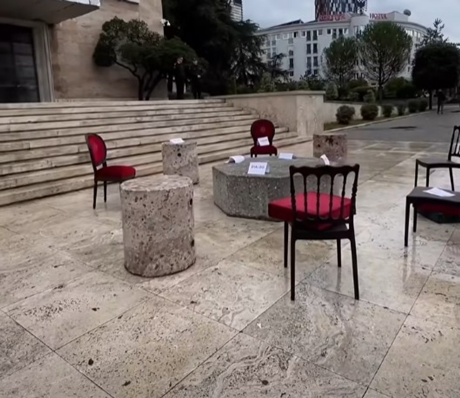 Pas dhunës barbare të policisë  Rama provokon sërish me karrige e stola   Studentët ia shembën e thyen 4 ditë radhazi
