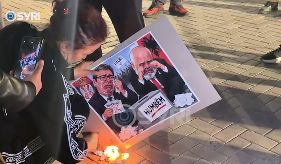 VIDEO  Protestuesit djegin në shesh  foton e Ramës dhe Vuçiçit