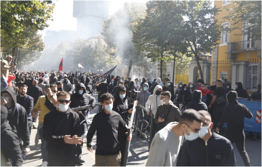Revolta kundër Ramës  Studentët dhe pedagogët protestojnë sot në orën 14 00 para Ministrisë së Arsimit