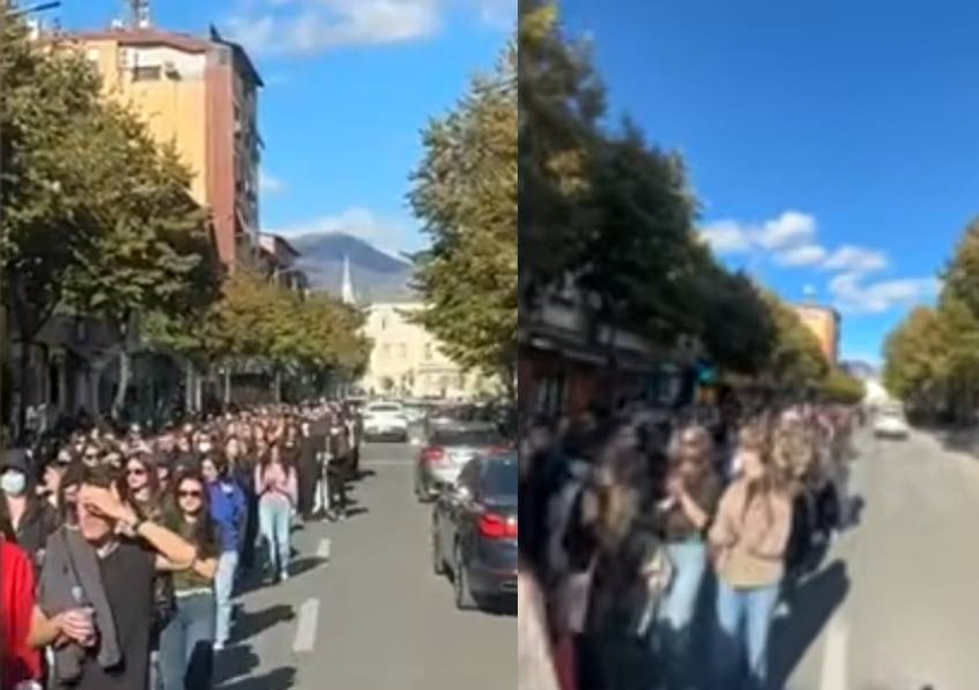 Dita e 15 të e revoltës kundër Ramës  Studentët e Mjekësisë nisin marshimin drejt Ministrisë së Arsimit