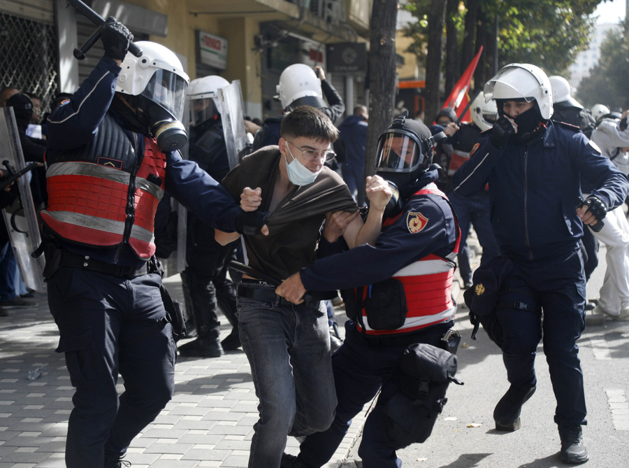 dhuna-brutale-ekspertet-kerkojne-mbikeqyrjen-e-sjelljes-se-policise-gjate-protestave