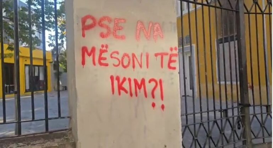 pse-na-mesoni-te-ikim-studentet-rikthehen-tek-mas-grafite-ne-mur