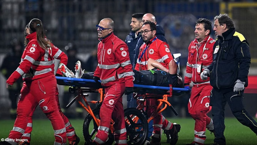 Napoli  dëmtim i rëndë për Lobotkën  largohet me barelë dhe në lot pas vetëm 15 minutash