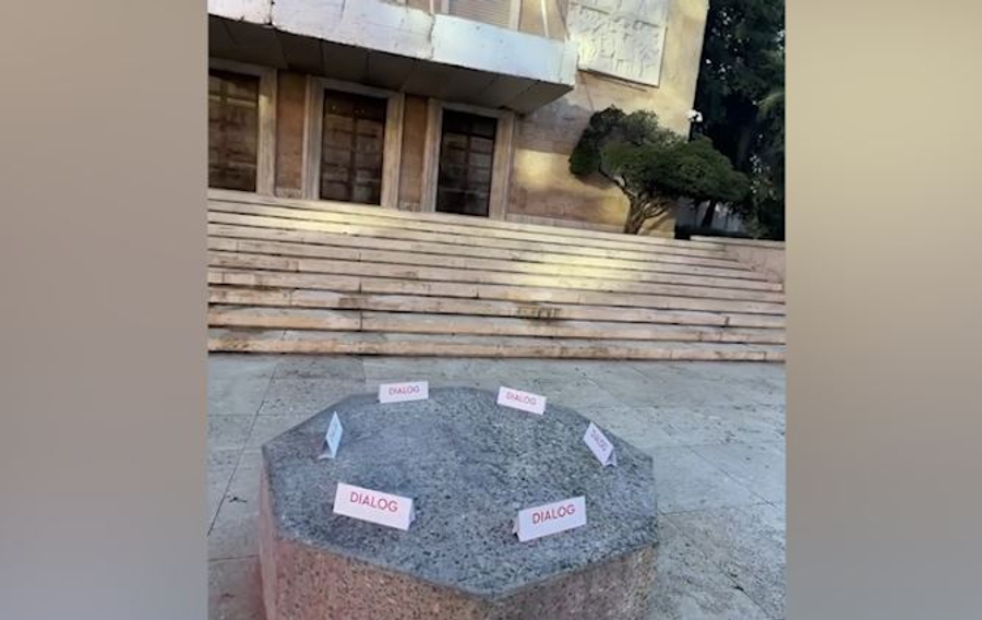 Rinia i kërkon dorëheqjen, Rama vijon propagandën bajate – Ftesa dialogu, sërish te guri para zyrës së tij