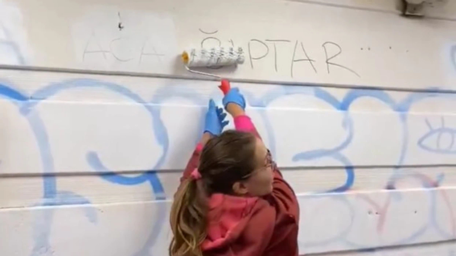 VIDEO  Studentët në Beograd fshinë grafitet fyese ndaj shqiptarëve