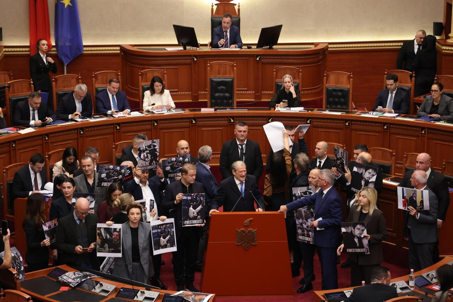 syri-tv-rama-refuzon-studentet-kaos-ne-seance-opozita-bllokon-foltoren-dhe-ndez-flakadane