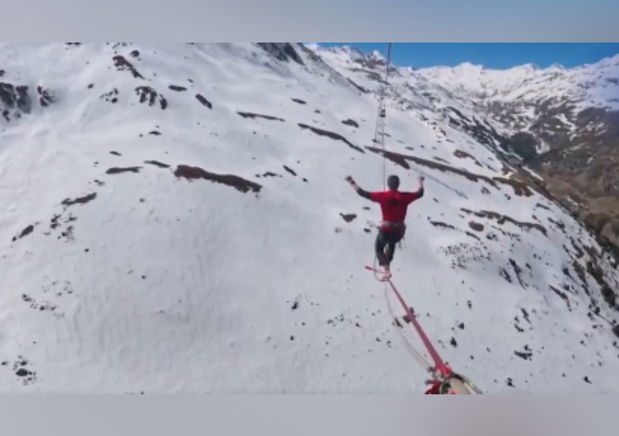 VIDEO  Ecën mbi litar 150 metra mbi tokë  austriaku thyen rekordin botëror mes dy kabinave të teleferikut