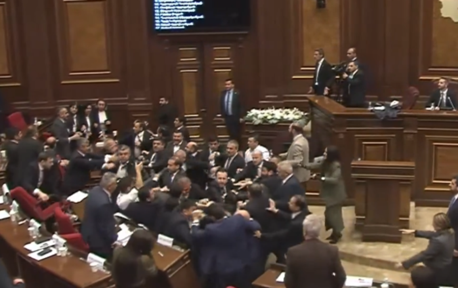 video-nga-debati-verbal-ne-sherr-fizik-perplasje-mes-deputeteve-ne-parlamentin-e-armenise