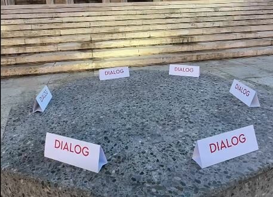 I kërkojnë dorëheqjen  Rama vijon tallet me protestën  nxjerr ftesat te tavolinën e gurtë para zyrës së tij
