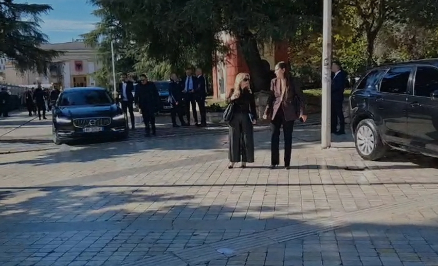 VIDEO  Protestueset sulmojnë deputetet Sara Mila e Iris Luarasi  Hajdute  kartonat e Ramës 