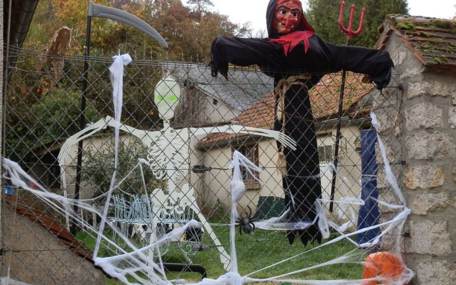shpenzoi-10-mije-euro-per-te-dekoruar-shtepine-per-halloween-por-perfundon-ne-konflikt-me-bashkine