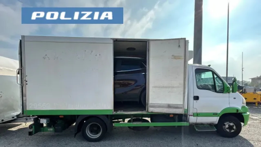 Transportonte në kamionin frigoriferik dy makina drejt Shqipërisë  policia e gjobit dhe i heq patentën shqiptarit