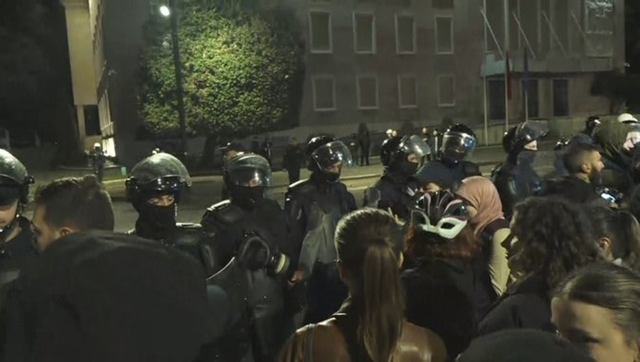 VIDEO  Policia qëllon pabesisht me sprajt protestuesit dhe gazetarët