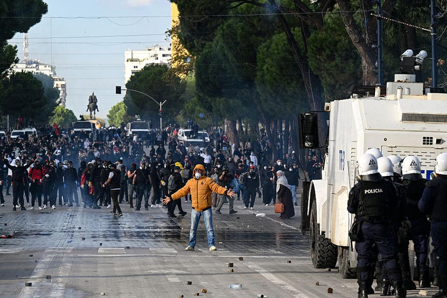 Demokratët e Lushnjës dhe Divjakës në mbështetje të studentëve  nisen drejt Tiranës për protestën
