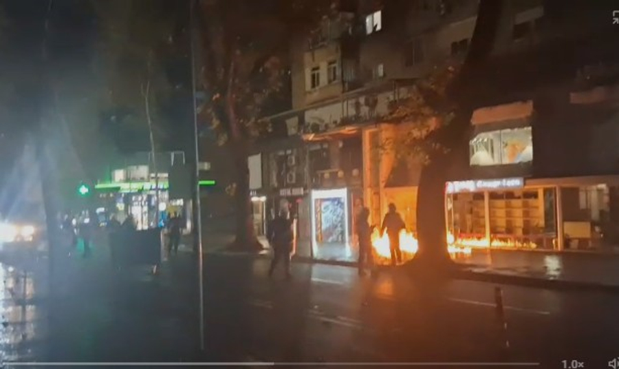 Policia boshatis bulevardin ndjek hap pas hapi protestuesit në rrugën  Myslym Shyri   Raportimi i gazetarit të SYRI TV
