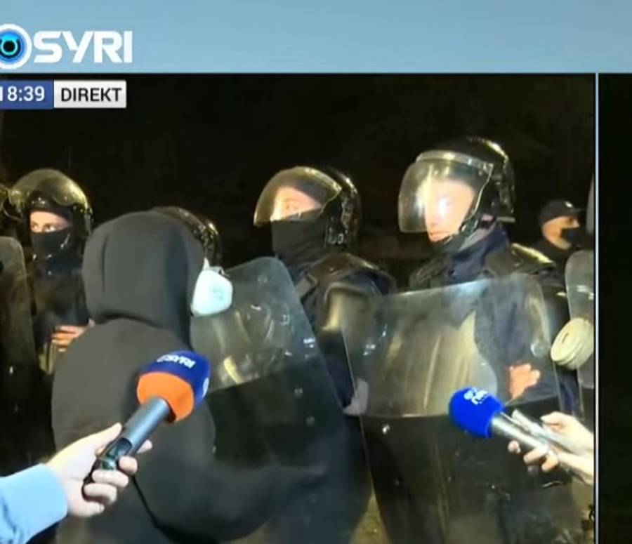 Protestuesit rikthehen tek bulevardi  përplasen me policinë  Jepni dorëheqjen  Poshtë diktatura