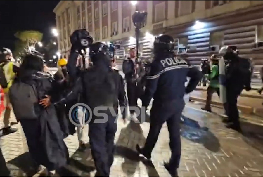 video-policia-ndalon-gazetaret-qe-te-filmojne-dhunen-ndaj-protestuesve