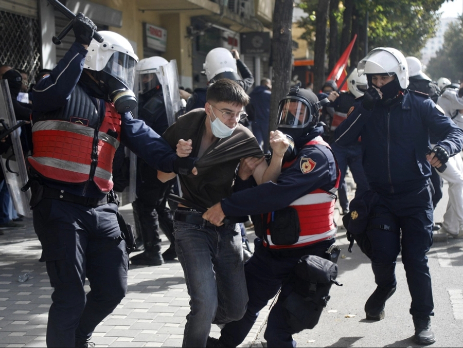 dhuna-policore-reagojne-ashper-organizatat-nderkombetare-trajtime-mizore-dhe-tortura-ndaj-te-rinjve