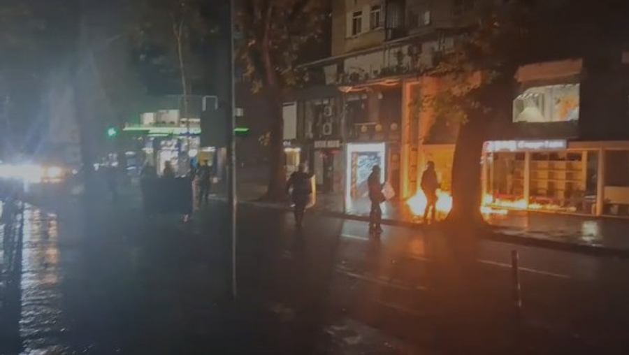 Policia ndjek protestuesit në rrugën  Myslym Shyri   hidhen molotovë e digjen kosha plehrash