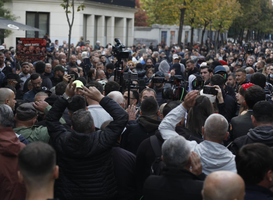 foto-deputetet-e-pd-se-i-bashkohen-studenteve-ne-diten-e-19-te-protestes