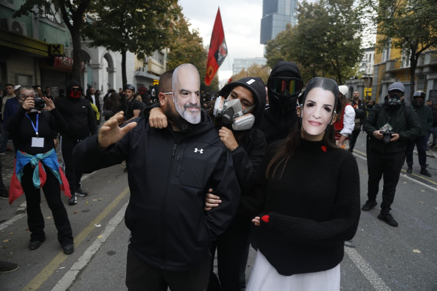 Il Fatto Quotidiano  Protesta të reja kundër Ramës në Shqipëri  kazanë në flakë dhe bomba molotovë në Tiranë