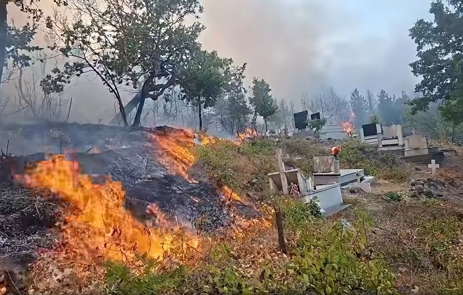 VIDEO  Zjarri  pushton  varret në Ungrej  Gjekmarkaj  Rreziku pranë shtëpive  duhet ndërhyrje urgjente