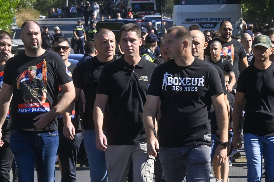 Djali i Vuçiçit merr pjesë në varrimin e Kasapit të Ballkanit, Ratko Mlladiç