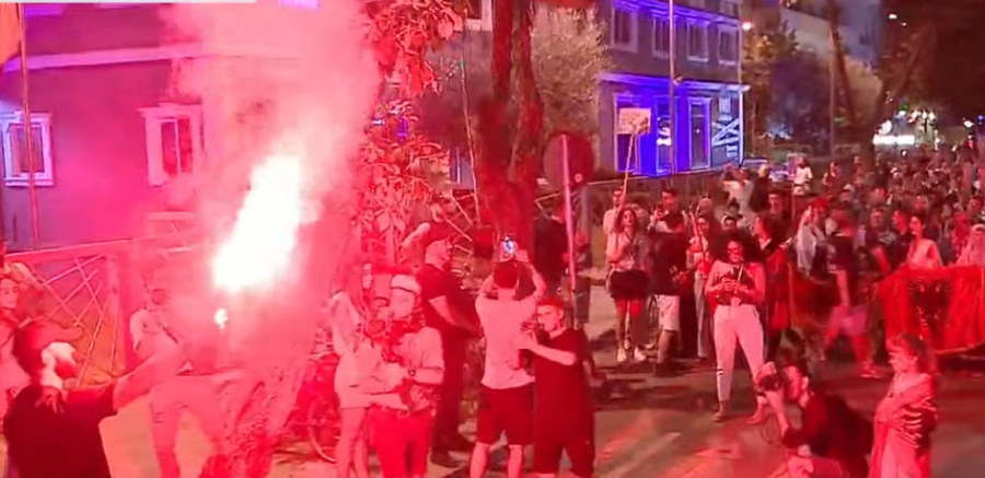 Dita e 100 të  marshimi kalon nga Policia e Tiranës  Protestuesit ndezin flakadanë