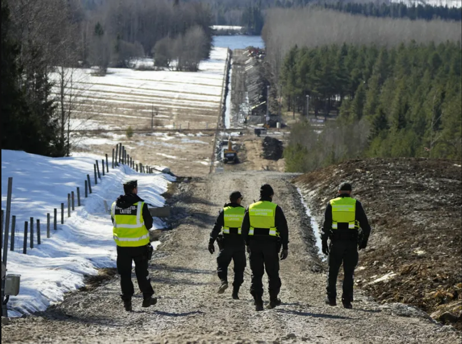 Lufta hibride  Finlanda përfundon gardhin 200 kilometra në kufi me Rusinë