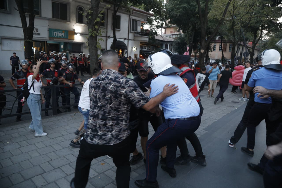 Noka  Policia  flakë  sot  ndërhyri më shpejt ndaj protestuesve se ndaj zjarreve