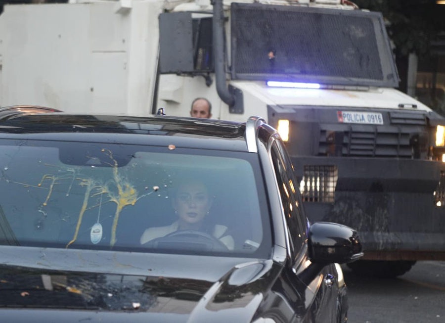 VIDEO  Momenti kur protestuesit qëlluan me vezë makinën e deputetes socialiste Briseida Cakerri