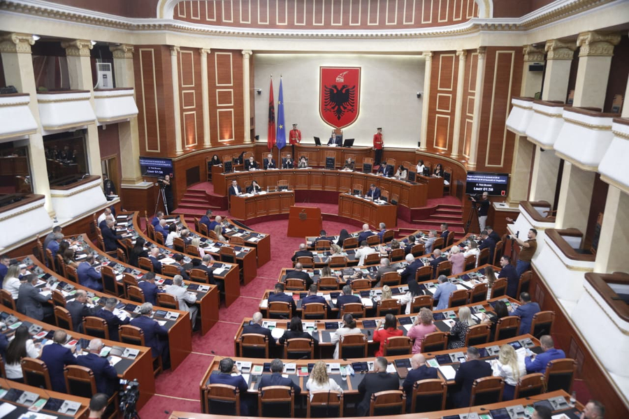 Përgjimet e Ahmetajt  çelin  sesionin e ri parlamentar  Kuvendi në shtetrrethim nga frika e protestuesve
