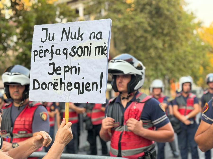 FOTO  DW jehonë protestës në Tiranë  Policia bllokoi hyrjet e parlamentit në të katër anët