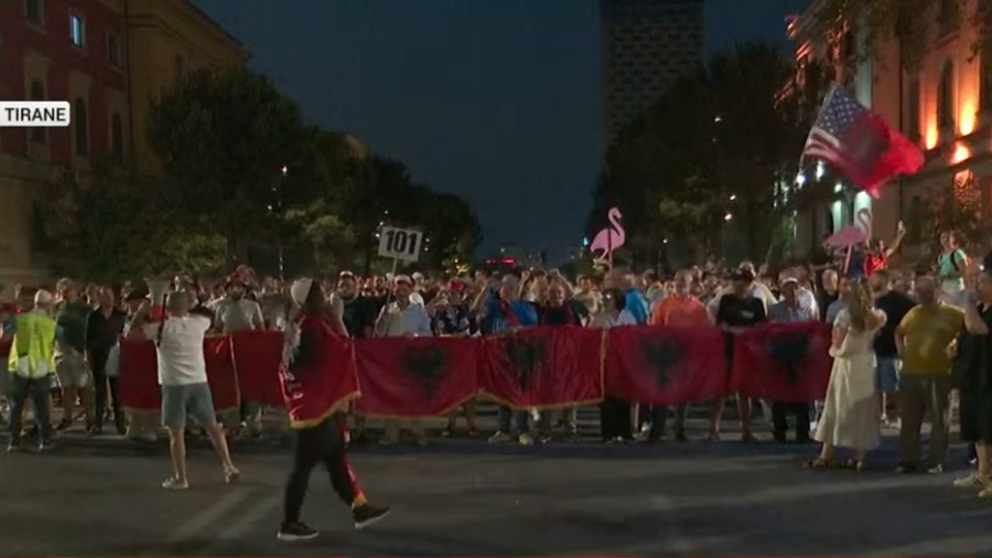 Protesta e 101 qytetare në Tiranë  Nis marshimi drejt godinës së Kryeministrisë