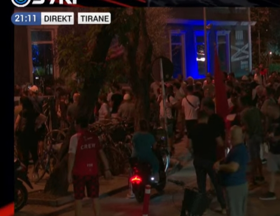  Arrestoni Ramën  lironi qytetarët  Protestuesit para Drejtorisë së Policisë ku ka të arrestuar