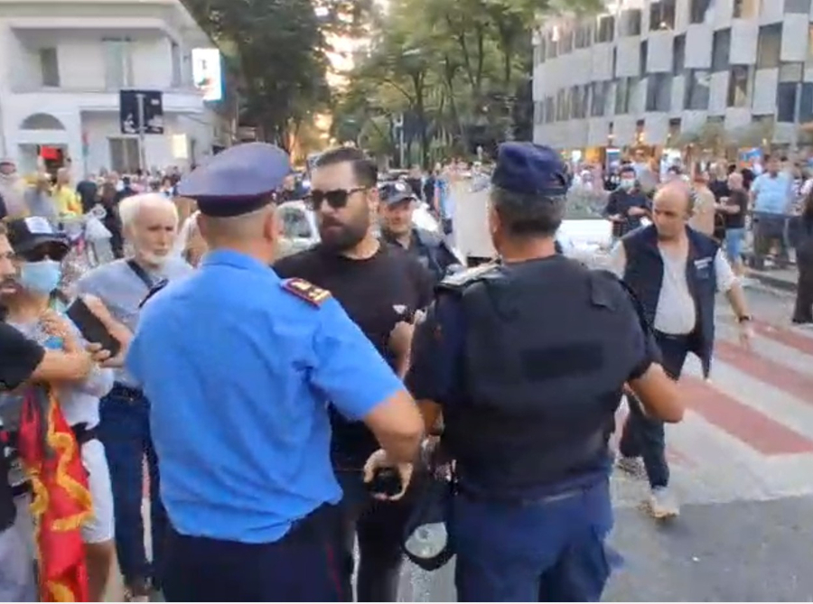 VIDEO  Protestuesit qëllojnë me vezë makinat e deputetëve  policia shoqëron gazetarë dhe qytetarë