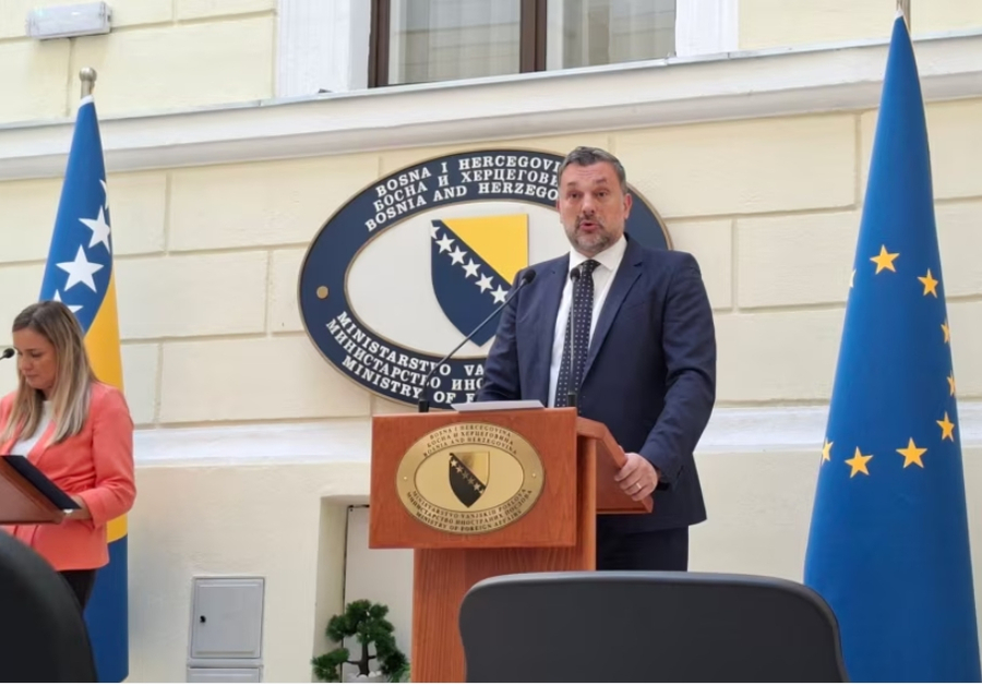 Bosnja dëbon dy diplomatë serbë për shkak të madhështimit të Mlladiçit! Duhet të largohen brenda 48 orësh