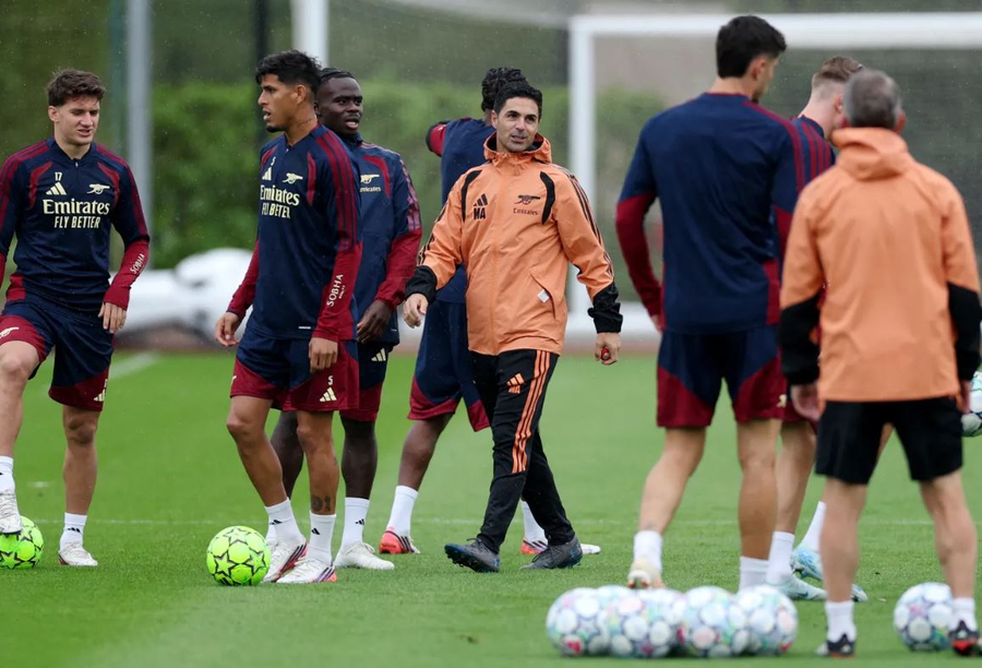 Kaos para sfidës me Napolin  Arsenali vonohet në Itali  UEFA i jep leje për të anuluar konferencën