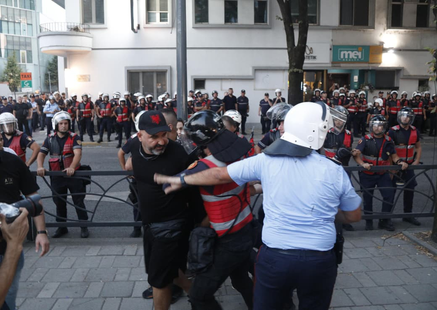 Protesta e 101 të  para parlamentit dhe drejtoria e Policisë  FNSH dhunë ndaj protestuesve i marrin zvarrë dhe arrestojnë