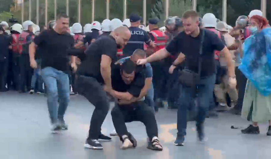 VIDEOLAJM  Narkopolicia e Ramës dhunon barbarisht protestuesit paqësorë