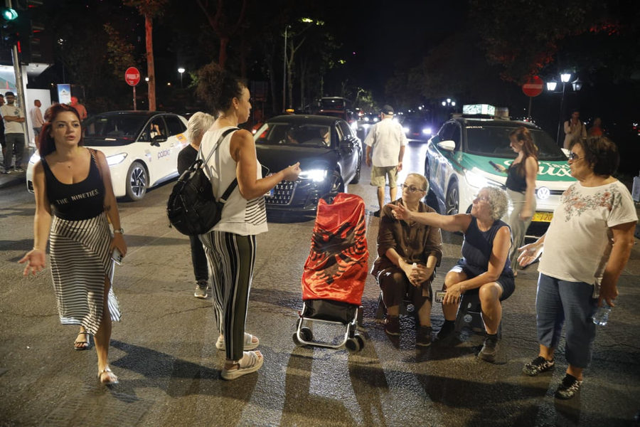 102 ditë protestë  Protestuesit ulen këmbëkryq bllokojnë lëvizjen e makinave  Bashkohuni me ne