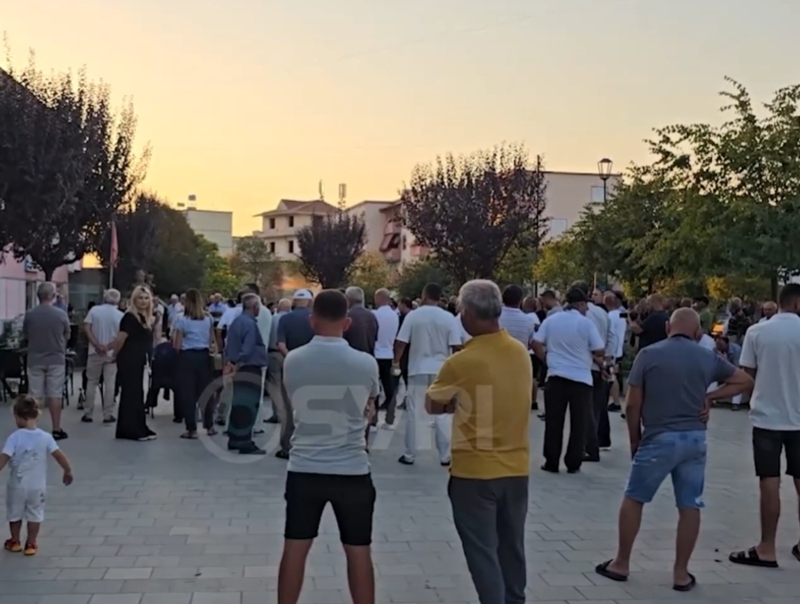 SYRI TV  Patosi kundër bashkimit me Fierin  qytetarët  Kemi histori dhe identitet