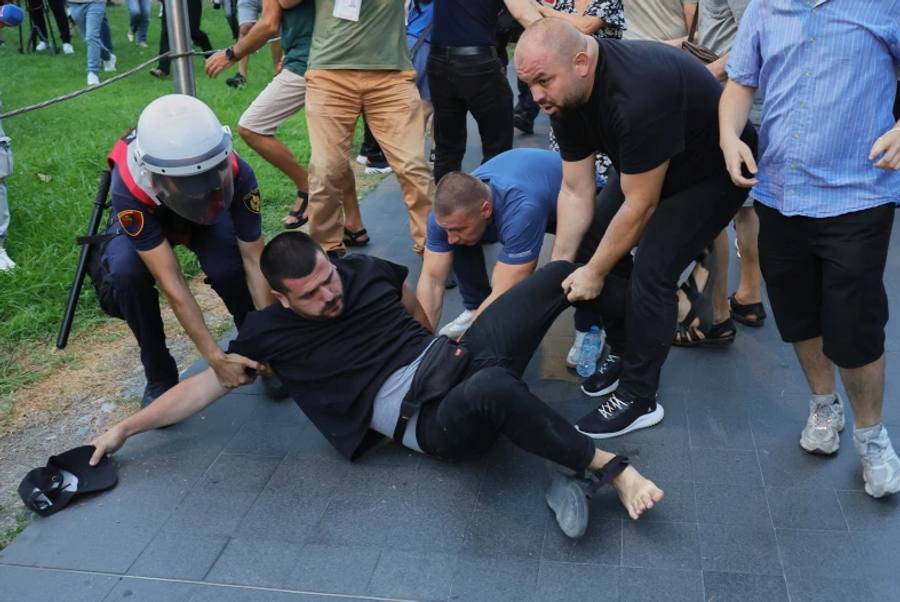 shqiperia-nuk-eshte-camcakez-ne-gojet-e-njerezve-medioker-rama-sulmon-ashper-protestuesit-qe-u-hodhen-veze-e-domate-deputeteve