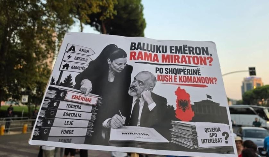 FOTO  Protestuesit me pankarta pikante ndaj qeverisë  Financat në hall  Balluku krihet normal