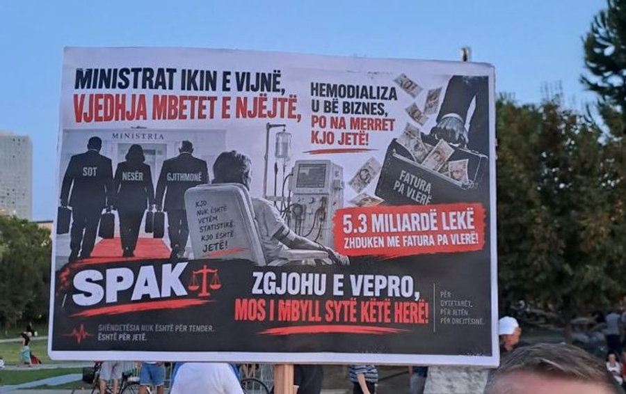 'Ministrat ikin e vijnë, vjedhja mbetet e njëjta' Pankartat pikante në ditën e 103 të protestës