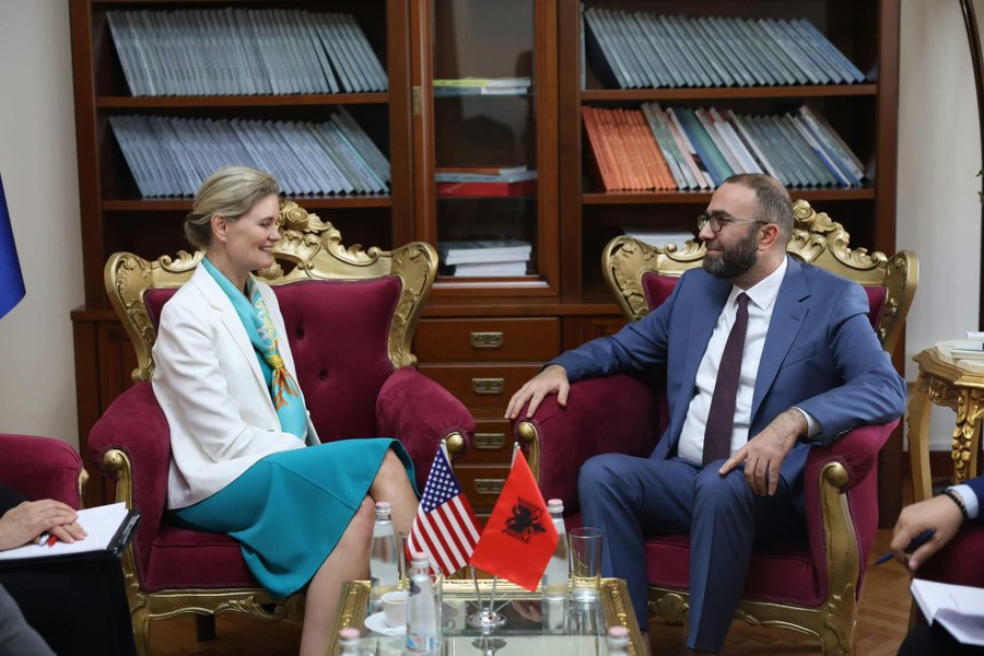 Takimi  Gazment Bardhi pret ne zyrë të ngarkuarën me punë të Ambasadës së SHBA së në Tiranë