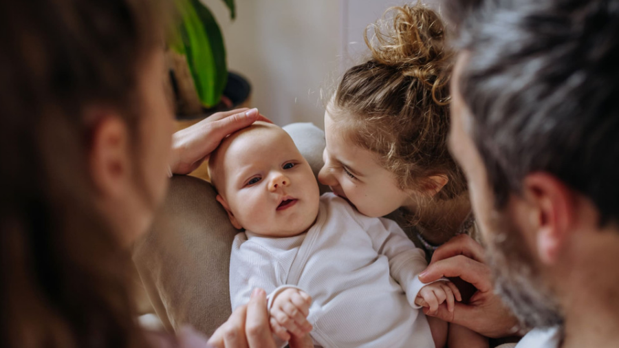 mungesa-e-stabilitetit-familjar-demton-vemendjen-dhe-aftesine-e-femijeve-per-te-rregulluar-emocionet