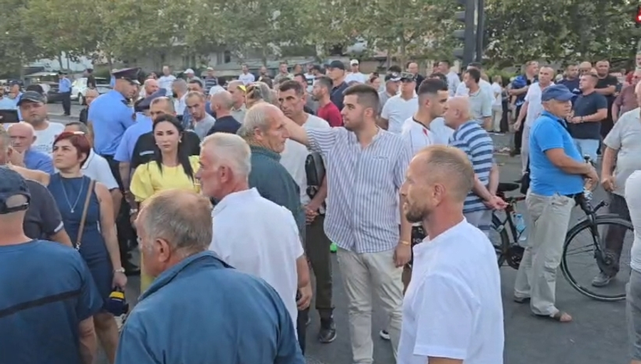 Banorët e Durrësit të ri në protestë  bllokojnë qarkullimin në rrugën Vllazërimi
