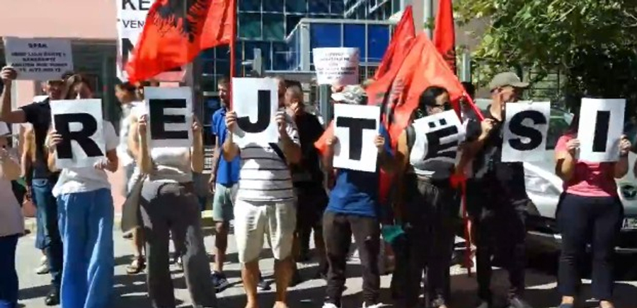  Drejtësi    Qytetarët protestë para SPAK  kërkojnë të hetohen audiopërgjimet e Arben Ahmetajt